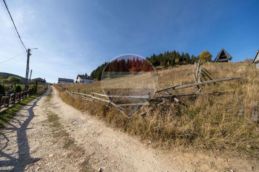 Teren Construcții intravilan de 4500 mp, în Fundata