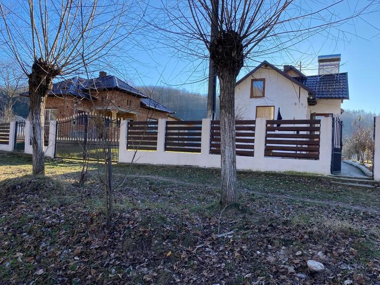 Casă cu 3 camere cu Teren 1008 Mp în Coșești