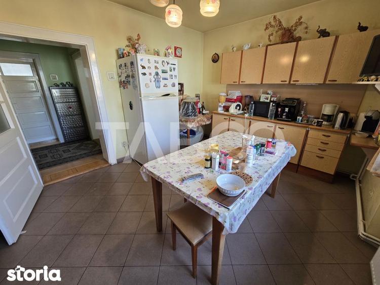 Casă cu 6 camere cu Canalizare în Sub Arini