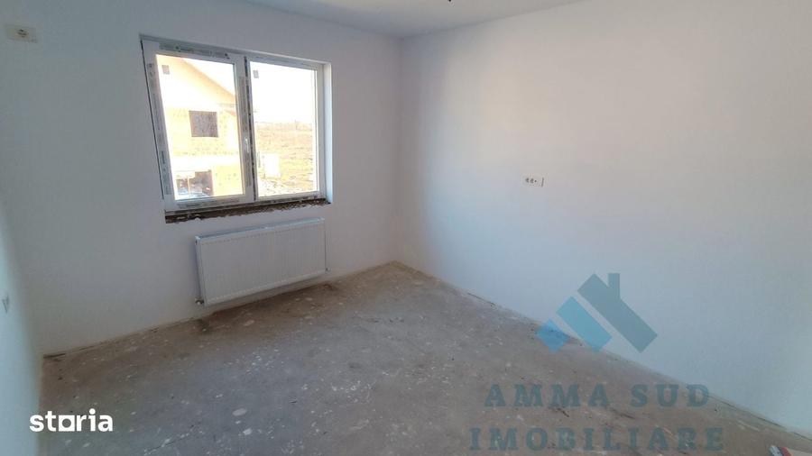 Casă cu 4 camere cu Teren 539 Mp în Glina