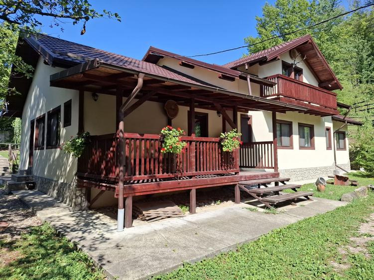 Casă cu 6 camere cu Teren 2267 Mp în Iedera de Sus