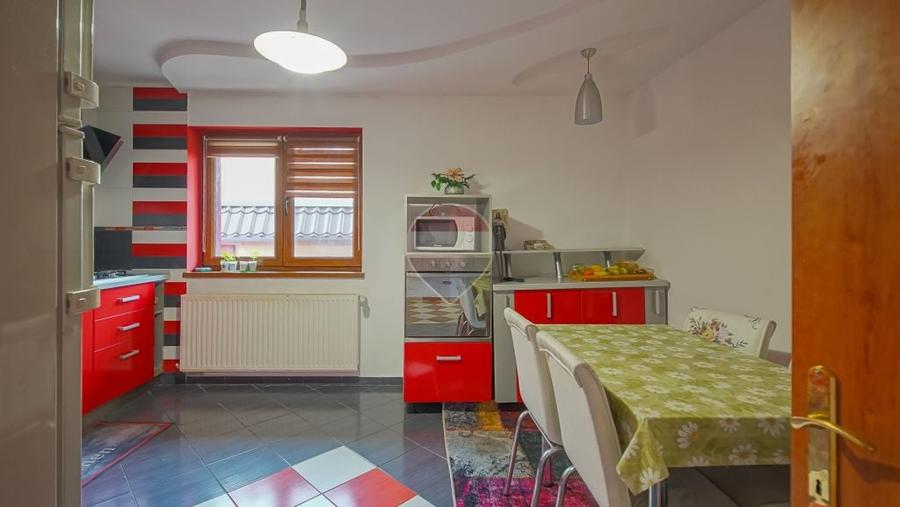 Casă cu 5 camere cu Teren 300 Mp în Central