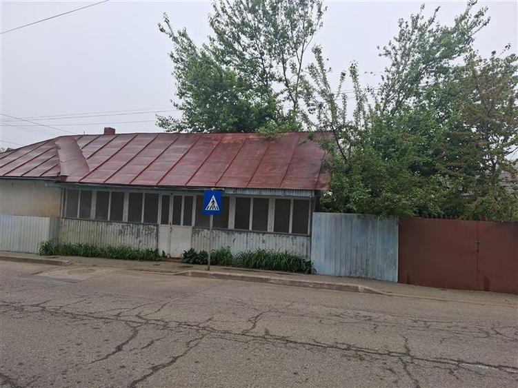 Casă individuală cu 3 camere cu Canalizare în Central