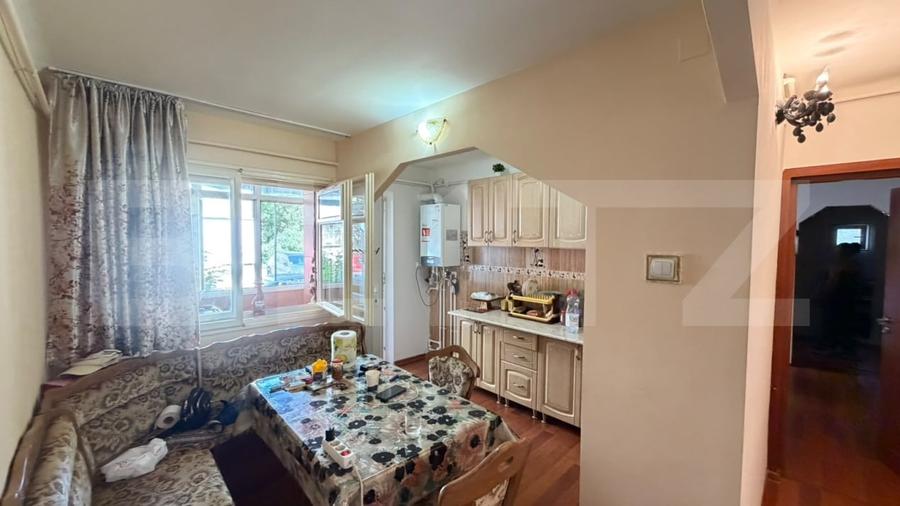 Apartament cu 3 camere semidecomandat, mobilat în Craiovița Nouă