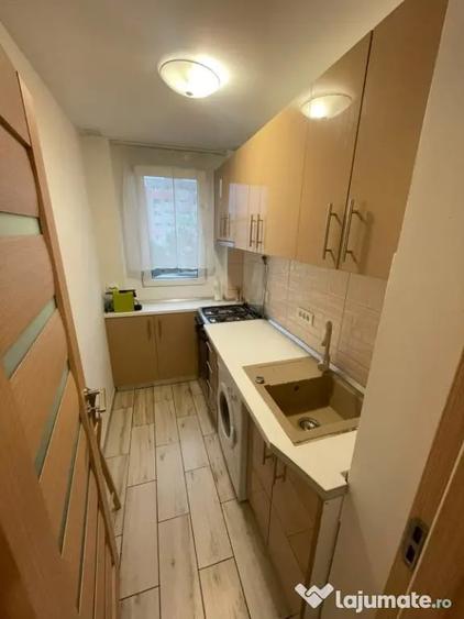 Apartament cu 3 camere semidecomandat în Giurgiului