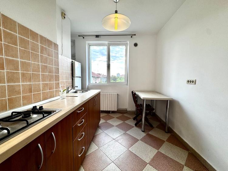 Apartament cu 2 camere semidecomandat, mobilat în Central