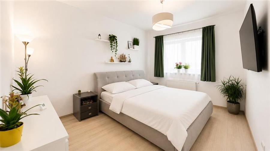Apartament cu 4 camere decomandat în Tractorul