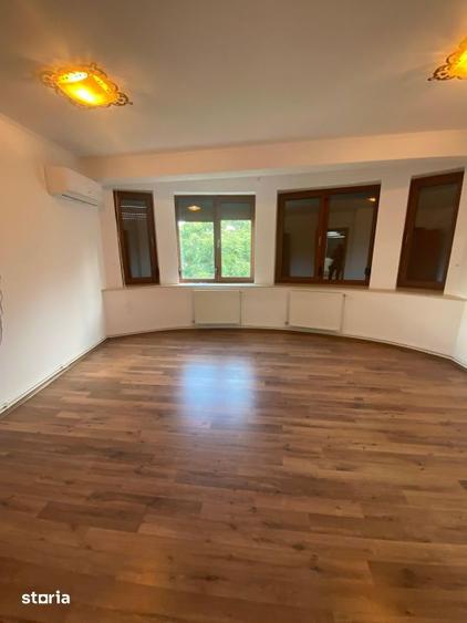 Casă cu 7 camere cu Canalizare în Ultracentral