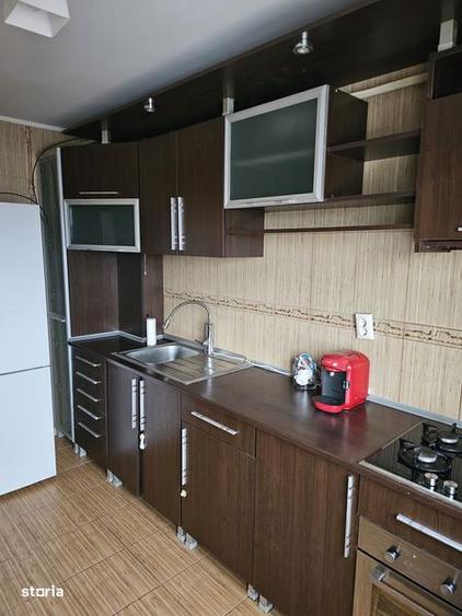 Apartament cu 3 camere, mobilat în Titan