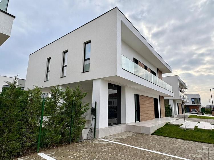 Casă individuală cu 4 camere cu Piscina în Tunari
