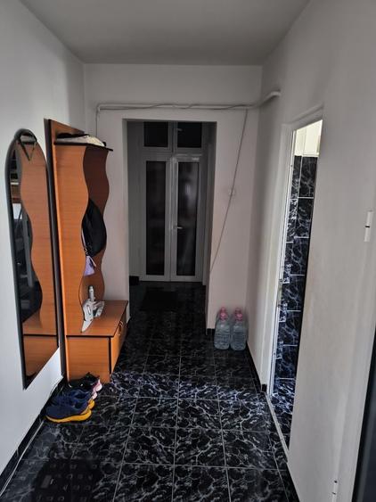 Apartament cu 3 camere semidecomandat în Hipodrom
