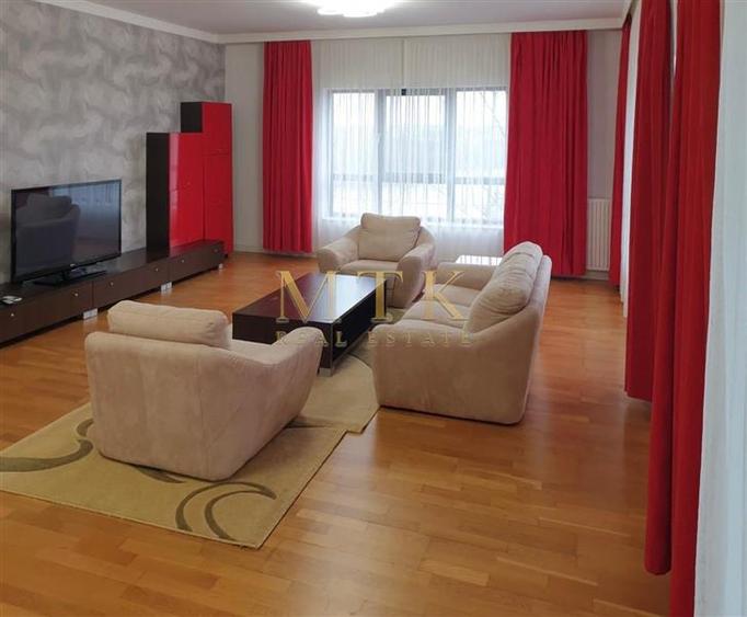 Apartament cu 4 camere decomandat, mobilat în Tei