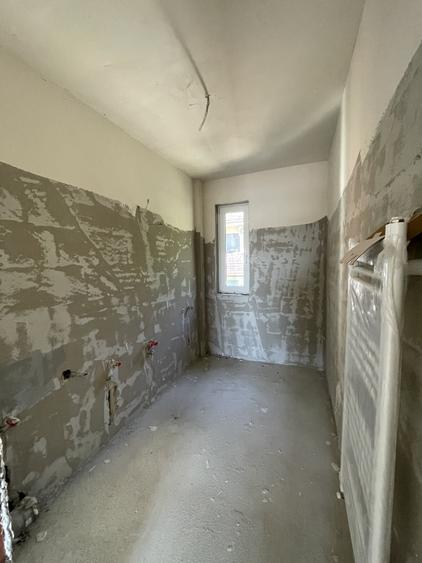 Apartament cu 3 camere semidecomandat în Florești
