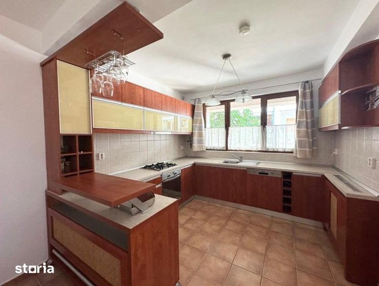 Casă cu 8 camere cu Teren 250 Mp în Tei