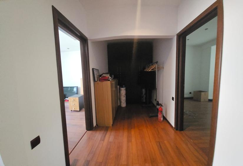 Apartament cu 4 camere semidecomandat în Dorobanți