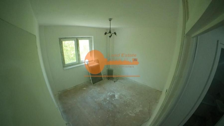 Apartament cu 3 camere semidecomandat în Rahova