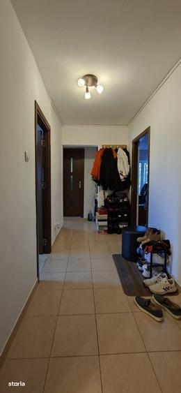 Apartament cu 3 camere decomandat în Est