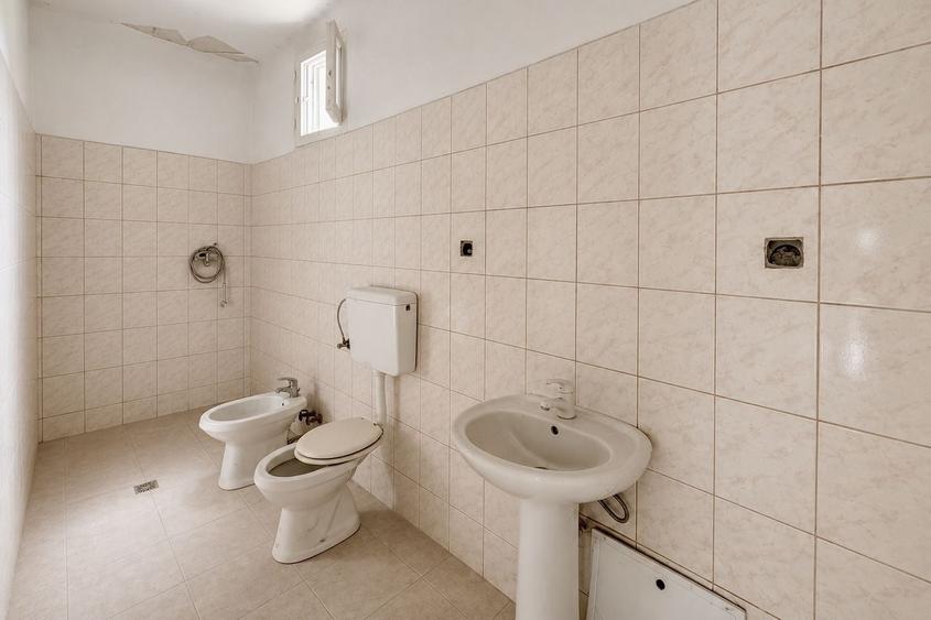 Casă individuală cu 7 camere cu Canalizare în Pârneava
