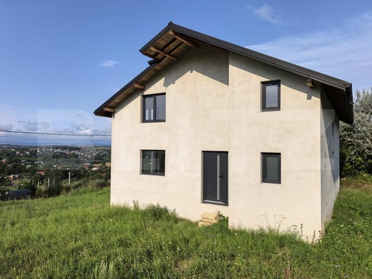 Casă individuală cu 4 camere cu Teren 500 Mp în Bucium