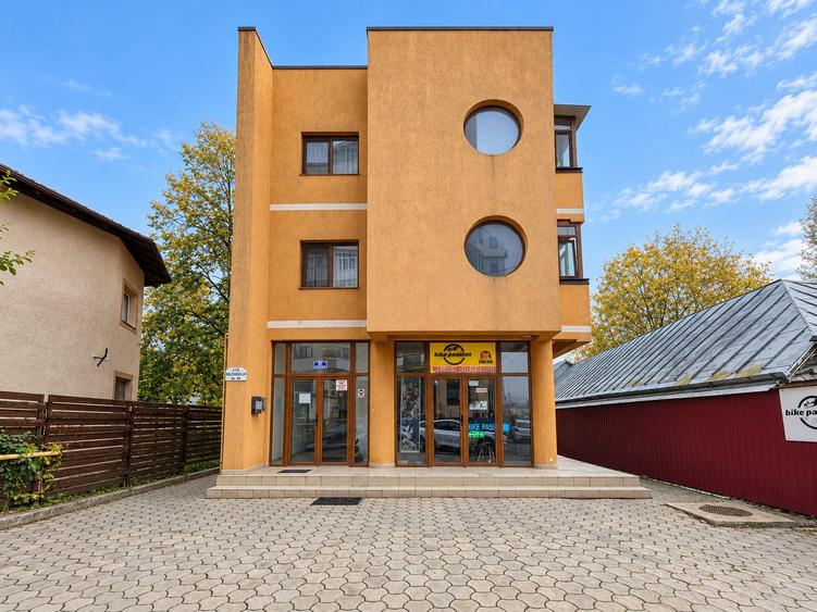 Apartament cu 3 camere decomandat, mobilat în Central
