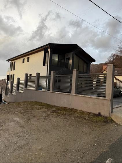 Casă cu Teren 600 Mp în Petros