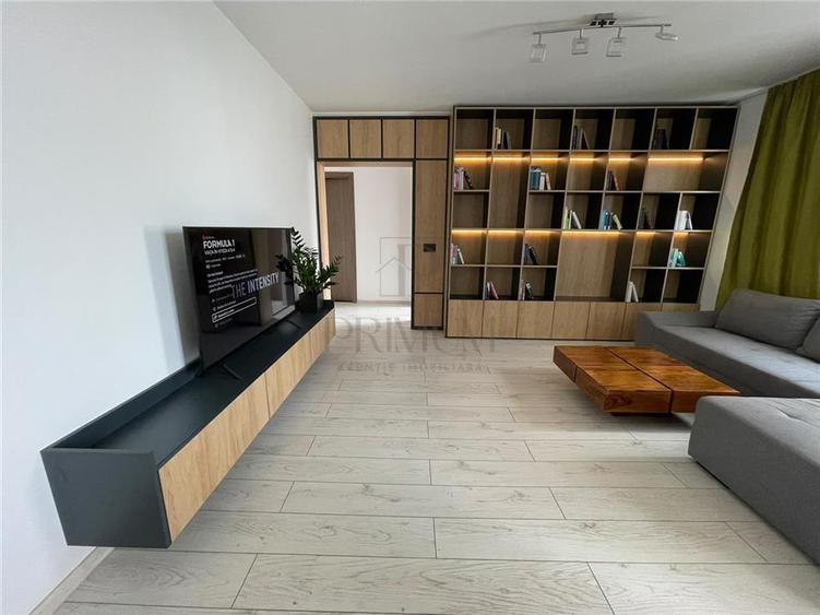 Apartament cu 3 camere semidecomandat, mobilat în Semicentral