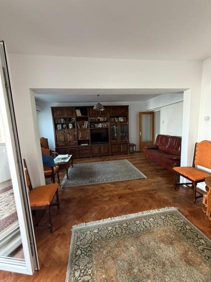 Apartament cu 3 camere decomandat, mobilat în Universitate