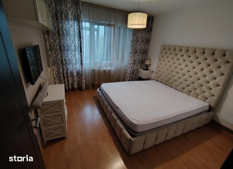 Apartament cu 3 camere semidecomandat în Podu Roș