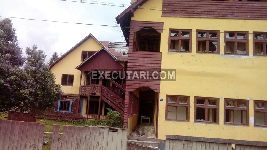 Casă individuală cu 10 camere cu Teren 8339 Mp în Lunca Ilvei