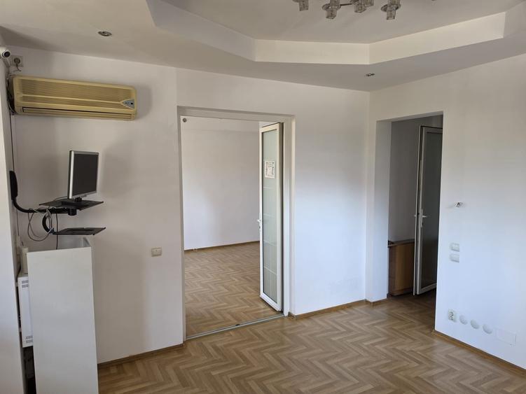 Apartament cu 4 camere semidecomandat în Mihai Bravu