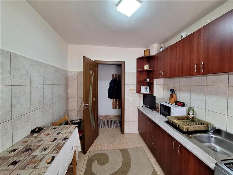 Apartament cu 2 camere semidecomandat, mobilat în 9 Mai