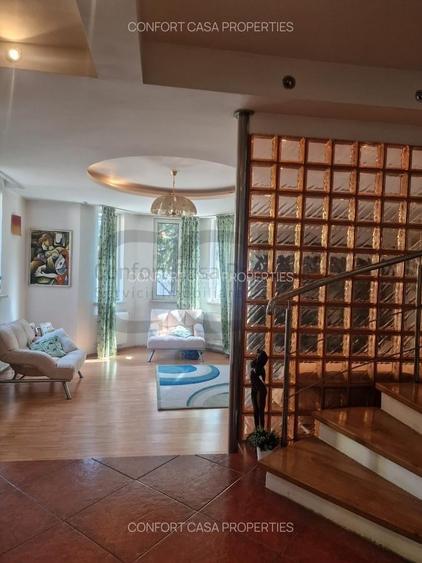 Casă cu 7 camere cu Teren 414 Mp în Splaiul Unirii