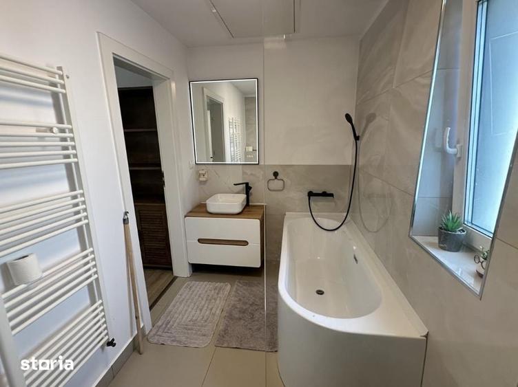 Casă cu 8 camere cu Teren 1000 Mp în Central