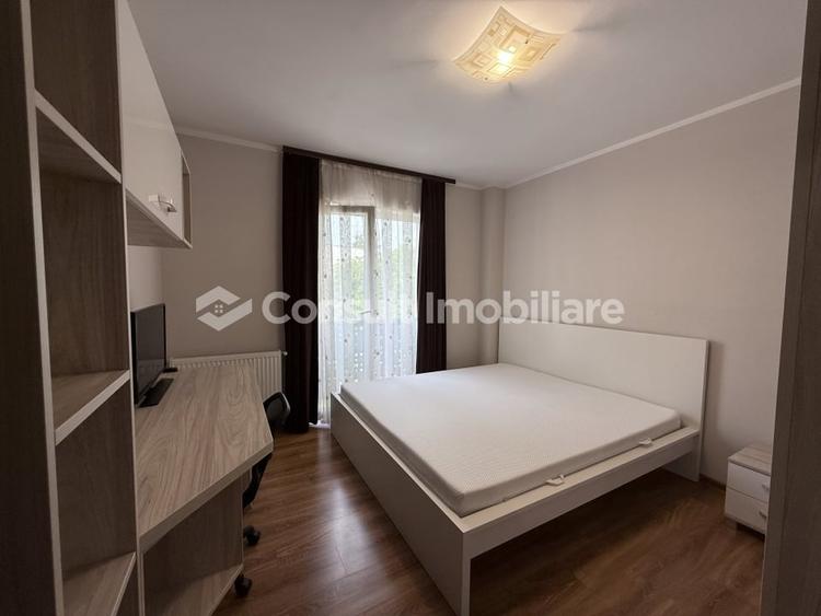 Apartament cu 3 camere semidecomandat, mobilat în Central