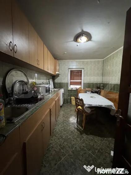 Apartament cu 4 camere decomandat în Rovine