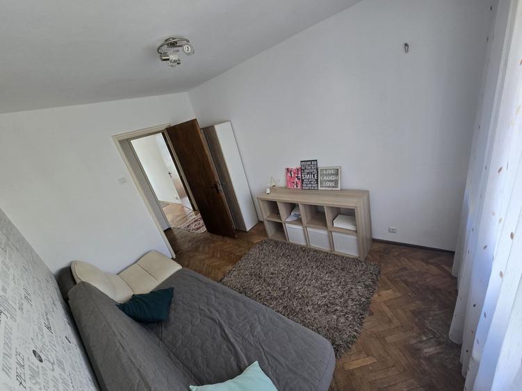 Apartament cu 3 camere semidecomandat în Veteranilor