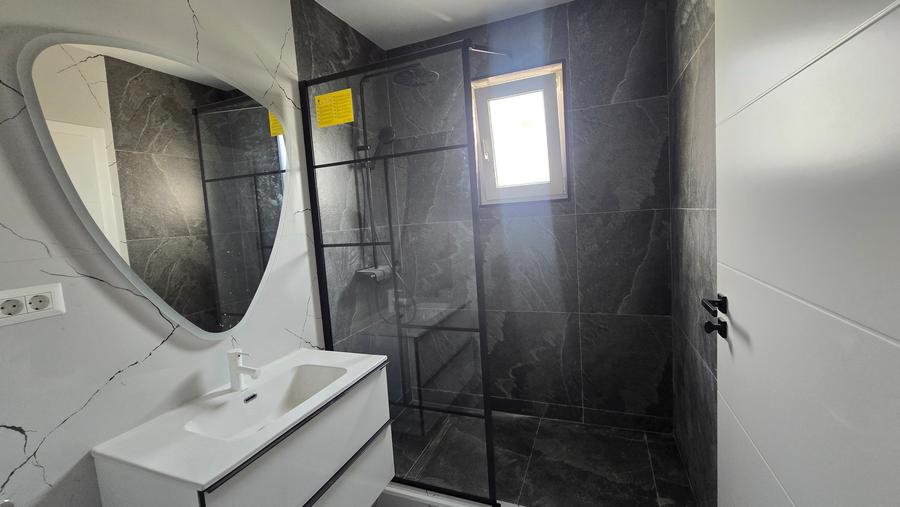Casă individuală cu 5 camere cu Canalizare în Domnești