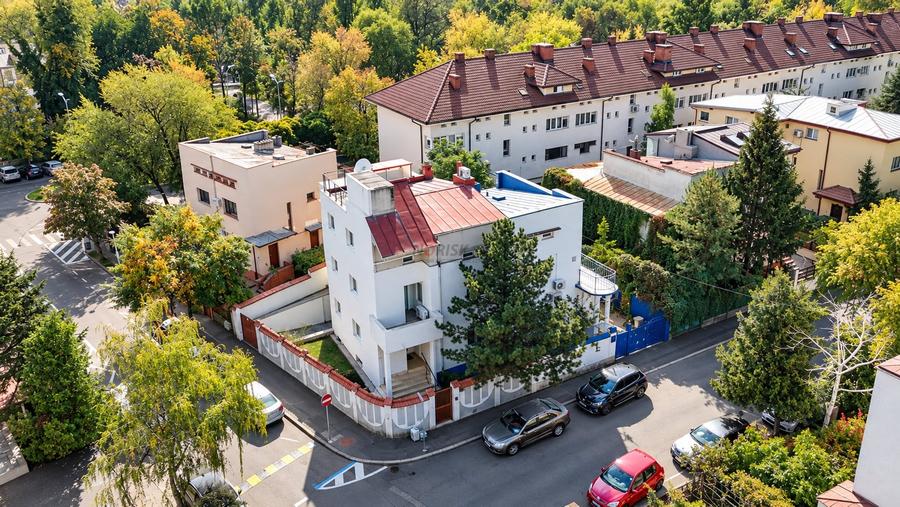 Casă individuală cu 6 camere cu Canalizare în Vatra Luminoasă