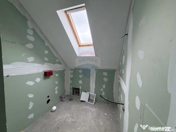 Casă cu 7 camere cu Teren 615 Mp în Est
