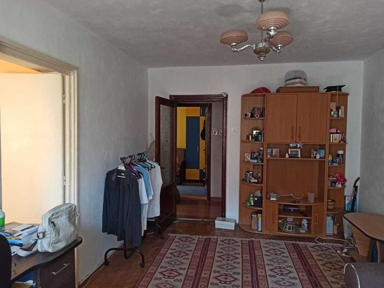 Apartament cu 3 camere semidecomandat în Central