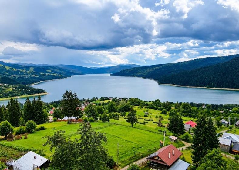 Teren intravilan de 9994 mp, în Hangu
