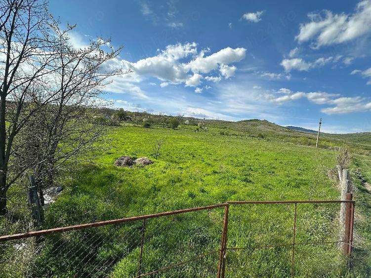 Teren de 2400 mp, în Robești