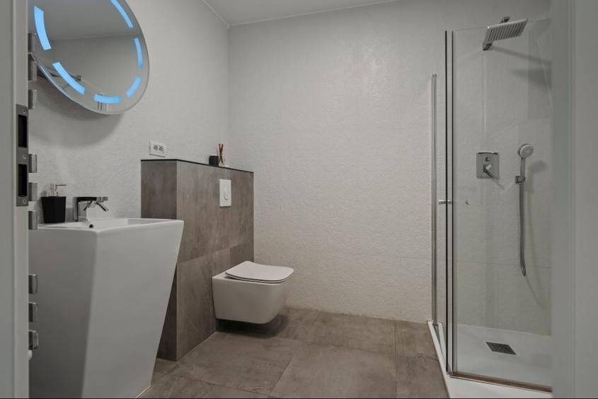 Casă cu 5 camere cu Canalizare în Central