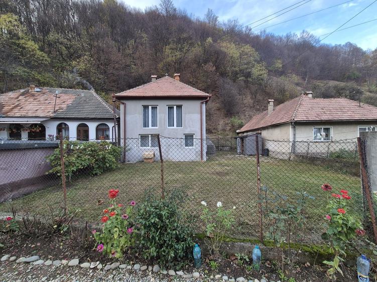 Casă cu 4 camere în Poiana Mărului