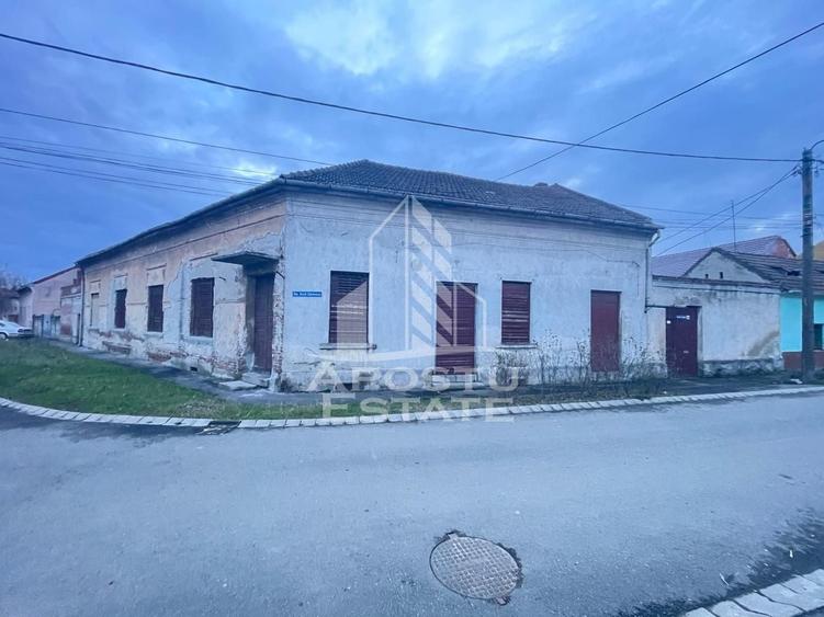 Casă individuală cu 8 camere cu Canalizare în Drăgășani