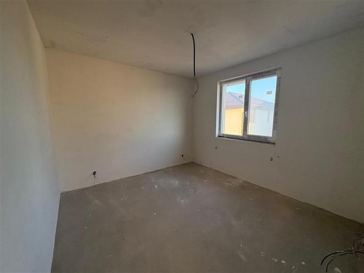 Casă cu 5 camere cu Teren 450 Mp în Domnești