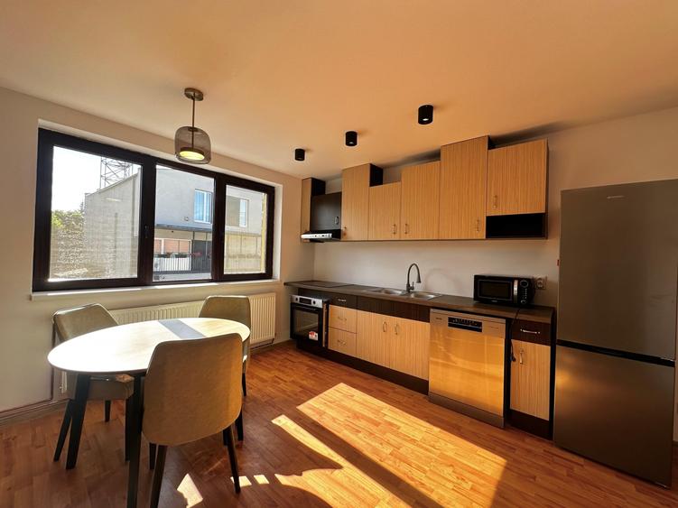 Apartament cu 2 camere, mobilat în Zorilor
