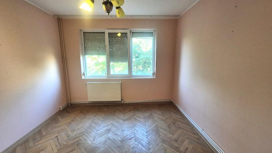 Apartament cu 3 camere semidecomandat în Vest