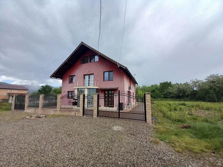 Casă cu 6 camere în Oțelu Roșu