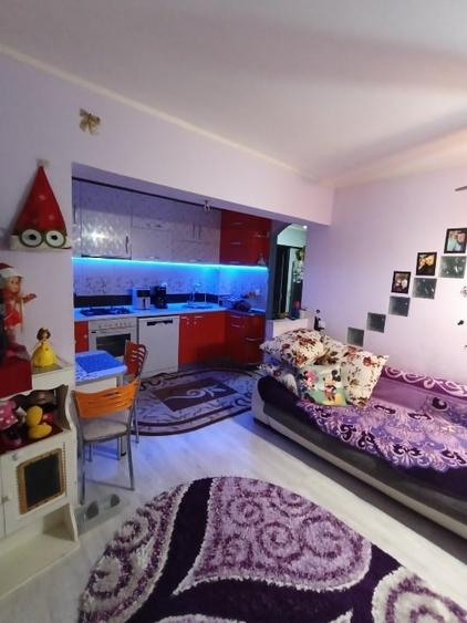 Apartament cu 3 camere decomandat, mobilat în Florești